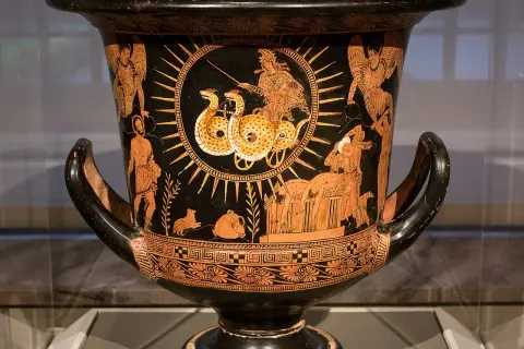 Cratère attique représentant la **histoire de Médée** : elle s'enfuit dans un char tiré par des serpents ailés, laissant derrière elle un carnage.