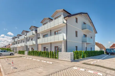 Nowoczesne apartamenty z balkonami, otoczone zielenią. Idealne miejsce na wypoczynek, jak w grzybowo hotelach.