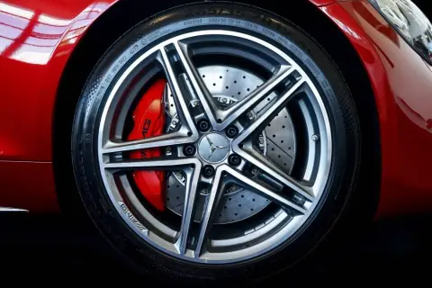 Błyszczące, czerwone auto z felgami AMG. Jak czym wyczyścić aluminium, by wyglądało tak dobrze?