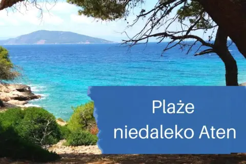 Piękne plaże niedaleko Aten, z turkusową wodą i zielonymi wzgórzami w tle. Idealne miejsce na relaks.