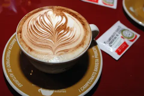 Café con arte latte, perfecto para saber cuanto tiempo tarda en hacer efecto el cafe y disfrutarlo.