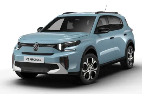En ljusblå Citroën C3 Aircross, redo för ett citroën c3 aircross test. Den har en modern front med distinkta LED-lampor och ett stort luftintag.