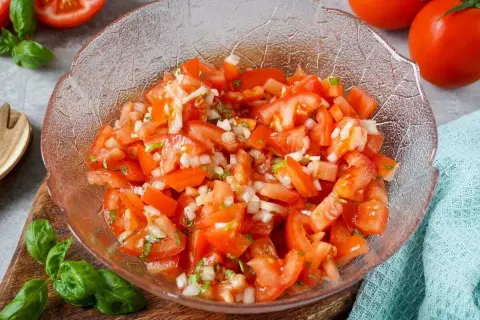 Frischer Tomatensalat mit Zwiebeln und Kräutern, perfekt für jedes tomatensalat rezept.