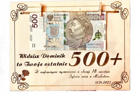 Drewniana tabliczka z banknotem 500 zł i napisem "500+".