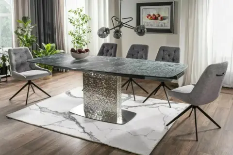 Elegancka jadalnia w stylu glamour: marmurowy stół, pikowane krzesła i błyszcząca podstawa stołu tworzą luksusową atmosferę.