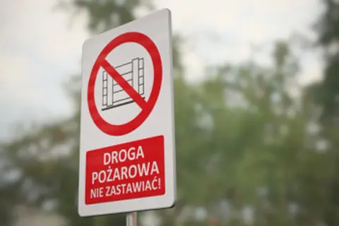 Znak zakazu zastawiania drogi pożarowej. Nie blokuj dostępu!