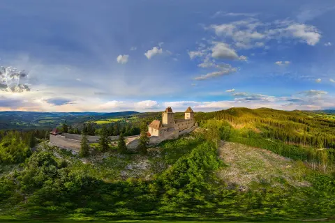 Burg Kašperk thront majestätisch auf einem Hügel in den Kasperske Hory. Umgeben von dichten Wäldern und sanften Hügeln, bietet die Burg einen atemberaubenden Ausblick.