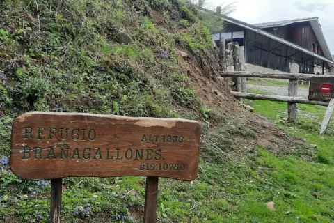 Refugio Branagallones, altitud 1235m, en este parque natural de redes rutas.