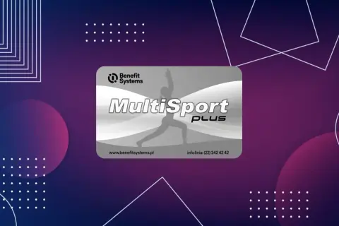 Karta MultiSport Plus z logo Benefit Systems na tle gradientowym z geometrycznymi wzorami.