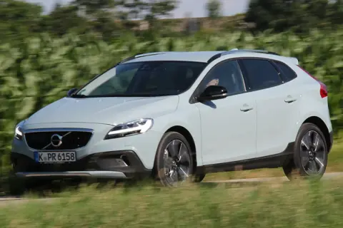 Ein hellblauer Volvo V40 Cross Country fährt auf einer Landstraße.