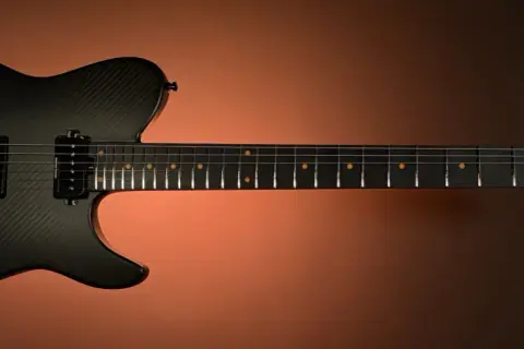 Czarna gitara elektryczna z włókna węglowego z logo Ruf Guitars.