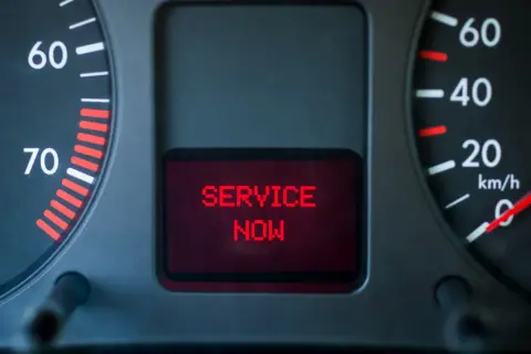 Pomarańczowa kontrolka EPC świeci się na desce rozdzielczej, a ekran informuje "SERVICE NOW". Czas na wizytę w serwisie.