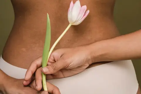 Delikatne rozstępy na plecach, ukryte za pąkiem tulipana.