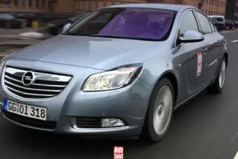 Srebrny Opel Insignia 2.0 Turbo w ruchu drogowym.
