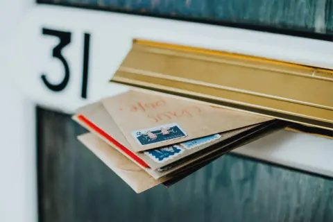 Koperty z znaczkami czekają na wysłanie. Numer 31 na skrzynce sugeruje, że to idealny moment, by dowiedzieć się, jak wysłać list.