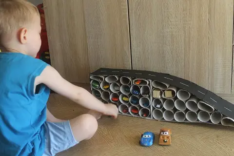 Garaż na Resoraki DIY: Proste Projekty i Inspiracje Krok po Kroku