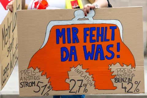 Plakat mit Spruch "Mir fehlt da was!" und Prozentzahlen für Strom, Inflation und Benzin. Ein Zeichen für die Forderungen im tarif einzelhandel bw.