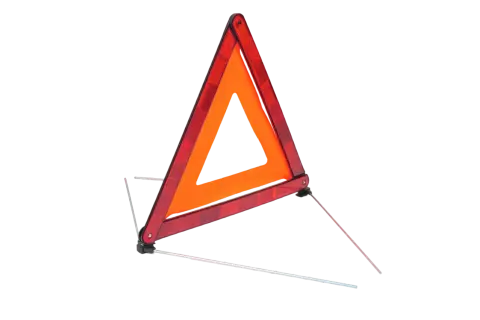 En orange varningstriangel med reflexkant, redo för besiktning eller nödsituationer på vägen.