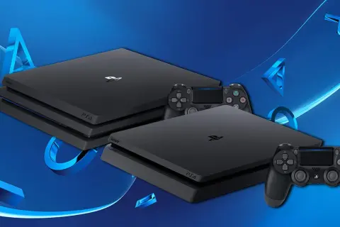 Dwie konsole PlayStation: PS4 i PS4 Pro, z kontrolerami. Zastanawiasz się, czym się różni PS4 od PS4 Pro?