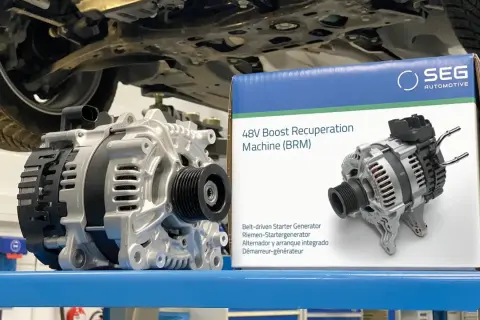 Un alterno démarreur SEG Automotive 48V est présenté à côté de sa boîte.