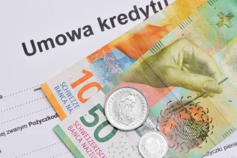 Umowa kredytowa ze szwajcarskimi frankami i monetami. Dokument zawiera tekst o odsetkach ustawowych, co sugeruje kontekst finansowy.