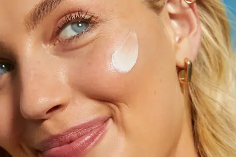 Viso di donna con crema all'acido salicilico come usarlo per una pelle luminosa.