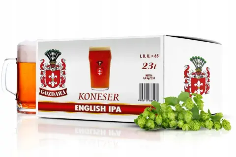 Pudełko z brewkit IPA "Koneser" Gozdawa, obok kufel piwa i szyszki chmielu.