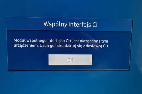 Komunikat na ekranie telewizora: "Moduł wspólnego interfejsu CI+ jest niezgodny z tym urządzeniem. Usuń go i skontaktuj się z dostawcą CI+.