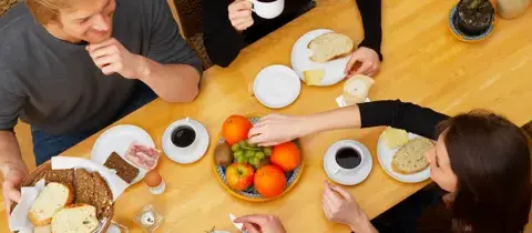 Catering firmowy: Jak zaliczyć go w koszty i odliczyć VAT?