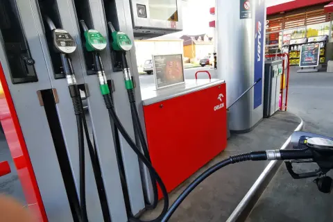 Dystrybutor paliwa na stacji Orlen. Widać pistolety do tankowania, w tym jeden z oznaczeniem E10.