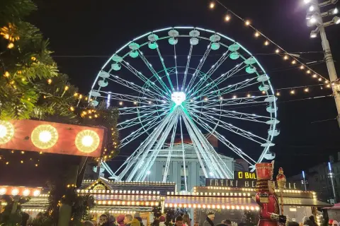 Jarmark bożonarodzeniowy Katowice: rozświetlone koło widokowe i świąteczne stragany tworzą magiczną atmosferę.
