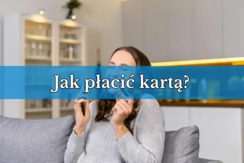 Kobieta trzyma kartę płatniczą, zastanawiając się, jak płacić kartą w sklepie.