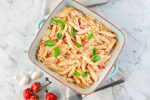 En krämig pasta i ugn, allt i ett, med soltorkade tomater och färsk basilika. Enkel och god middag.