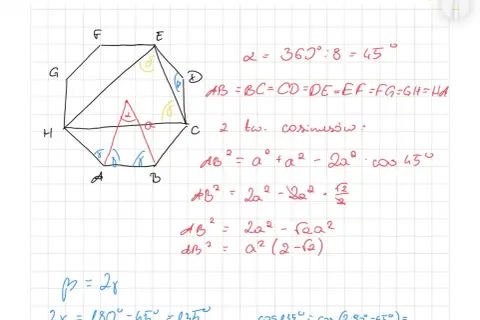 Ośmiokąt foremny z zaznaczonymi kątami i bokami. Obliczenia dotyczące jego geometrii, w tym wzory z twierdzenia cosinusów.