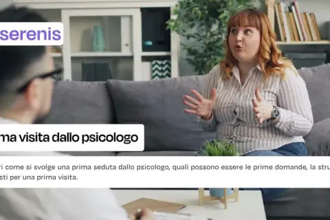 Una donna parla con uno psicologo. Immagine utile per capire le domande prima seduta psicologo e come prepararsi.