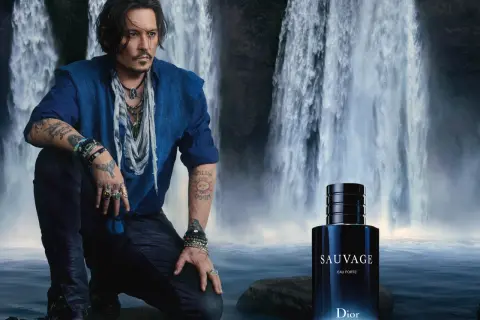 Johnny Depp przy wodospadzie, obok flakon Dior Sauvage Eau de Toilette.