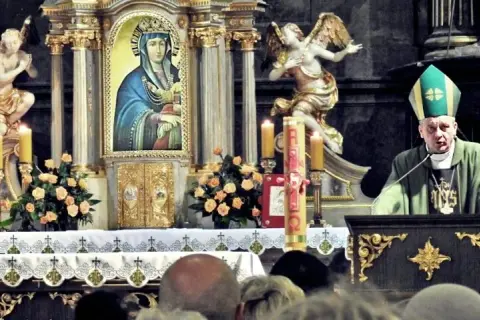 O której msza święta w telewizji? Sprawdź godziny i kanały transmisji