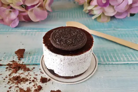 Deliziosa torta oreo con glassa al cioccolato e biscotti sbriciolati, pronta per essere gustata.