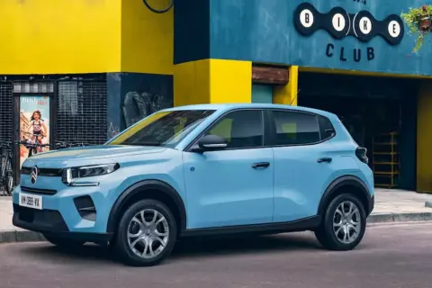 Błękitny Citroen EC3 zaparkowany przed Bike Clubem.