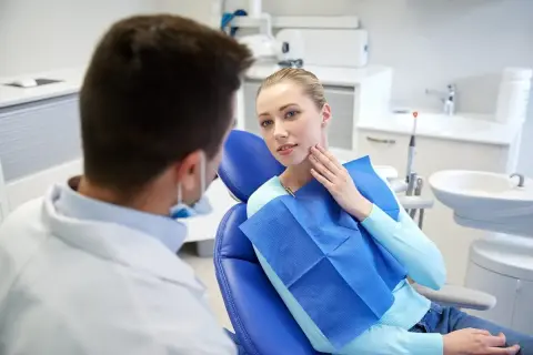 Pacjentka z zespołem Ehlersa-Danlosa konsultuje się z dentystą w sprawie problemów z zębami.