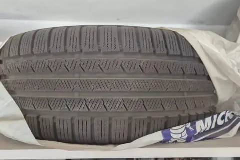 Opona motocyklowa Michelin z bieżnikiem, idealna do zadawania sobie pytania: jakie opony do motocykla wybrać na każdą nawierzchnię.