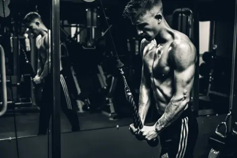 CrossFit czy siłownia? Co wybrać dla Twoich celów?