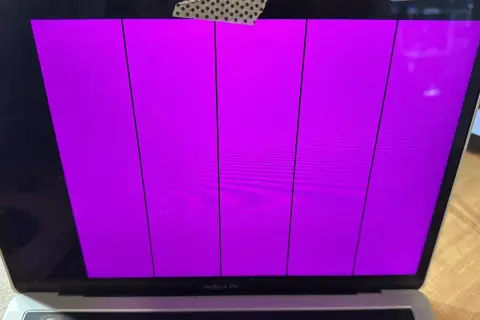 Uszkodzony ekran MacBook Pro wyświetla pionowe fioletowe pasy.