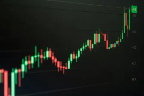 Wykres świecowy pokazuje wzrosty i spadki cen. Czy to strategia DCA? Analiza wykresu pomoże zrozumieć, dca co to.