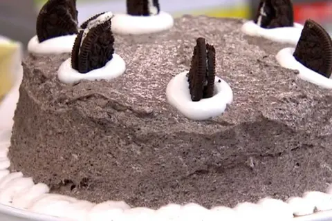En härlig oreo tårta med chokladmousse, dekorerad med hela och halva oreokakor samt fluffig grädde.