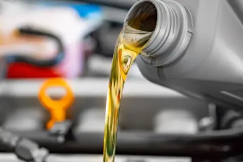 Olej hydrauliczny do koparki: Jak wybrać i uniknąć kosztownych błędów