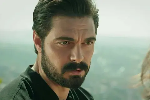 Halil İbrahim Ceyhan zamyślony, obok niego jego partnerka.