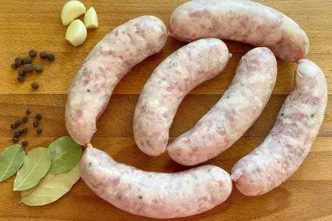 Jak sparzyć białą kiełbasę idealnie, unikając pęknięć i błędów