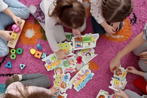 Jak wspierać rozwój sensoryczny u dzieci i unikać problemów rozwojowych