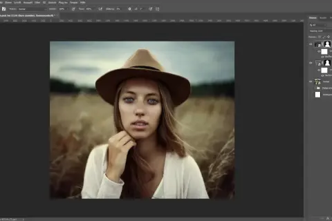 Ritratto di donna con cappello, in editing con strumento brucia e scherma in Photoshop.